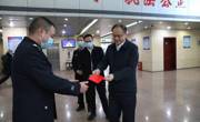绵竹市领导看望慰问劳模代表