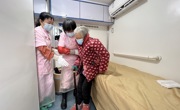 “川渝号”助浴快车为德阳行动不便老人免费提供助浴服务