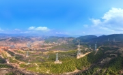 近60层楼高！四川境内最高输电铁塔在凉山昭觉组立完成
