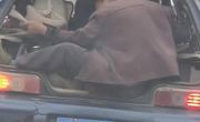 危险！男子驾车尾箱载客遭三台警方处罚