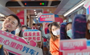 邂逅春日浪漫 乘坐“复兴号”来一场“追爱”之旅