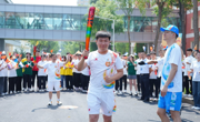 “蓉火”闪耀哈尔滨 中国电信青年代表传递成都大运会火炬