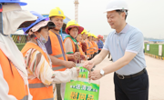 绵阳市涪城区领导为一线职工“送清凉”
