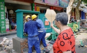  眉山：电力工人忙抢修汗水湿透衣背 太婆心疼摇扇“送清凉”