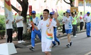 从社区楼宇跑向大运会火炬接力 京东快递小哥传递“蓉火”