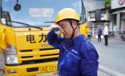 汽车撞断电杆  电力工人“桑拿天”奋战9小时抢险保供