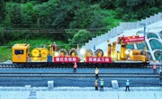 汉巴南铁路（南巴段）首条接触线成功架设