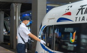 随车机械师护航“大运号”主题列车安全正点运行