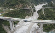 泸石高速公路金光特大桥双幅顺利合龙