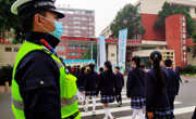 成都交警扎实开展“学生交通安全提升行动”