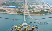 刷新沿江高速建设进度条 火爆全网的“世界级”悬索桥首根主缆索股架设成功