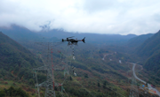 四川首次！“无人机+机器人”带电修补超高压架空光缆