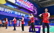 国羽健儿与市民趣味互动 点燃蓉城羽球热情