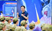 种下梦想种子 中国首批宇航员代表亮相四川航天科技嘉年华