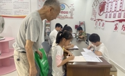 广元苍溪县：“家门口”的公益书法班让孩子暑假有“趣”处