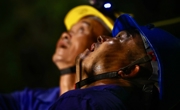 “衣服像水捞起一样” 夜幕下的电力工人战高温保供电