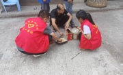 达州宣汉“小农人”文明实践队 “消费助农”到农家