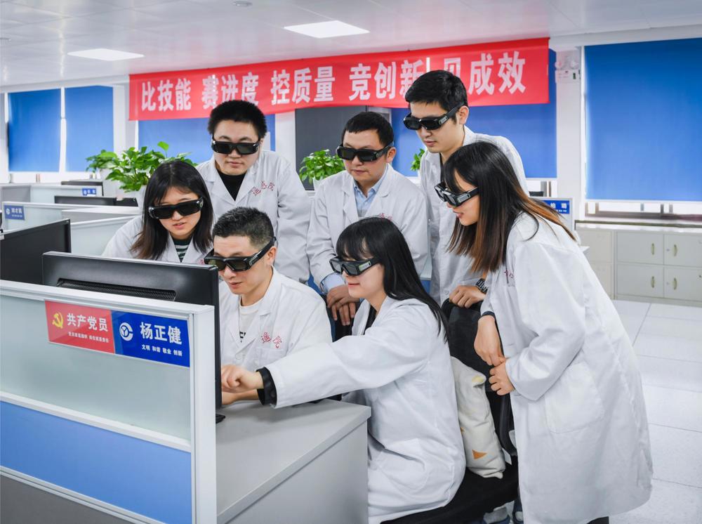 图为劳动竞赛技术研讨(1)
