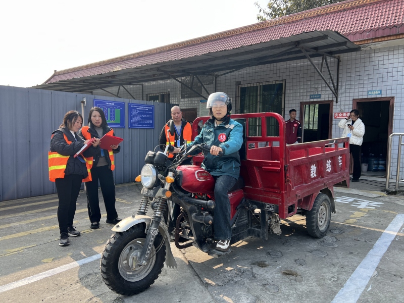 （参赛选手在比试骑三轮车）