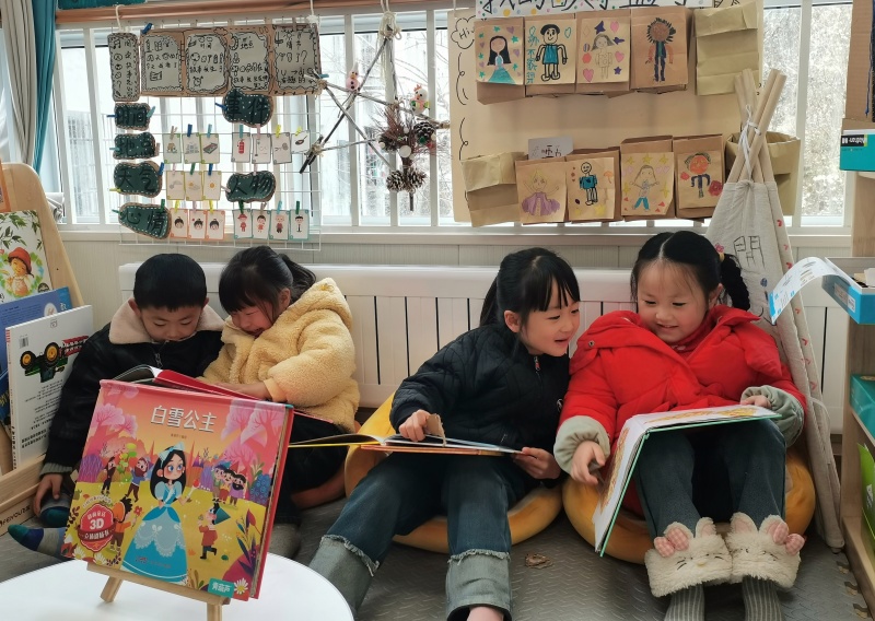 曾家镇幼儿园温暖的教室里，小朋友们正在读书