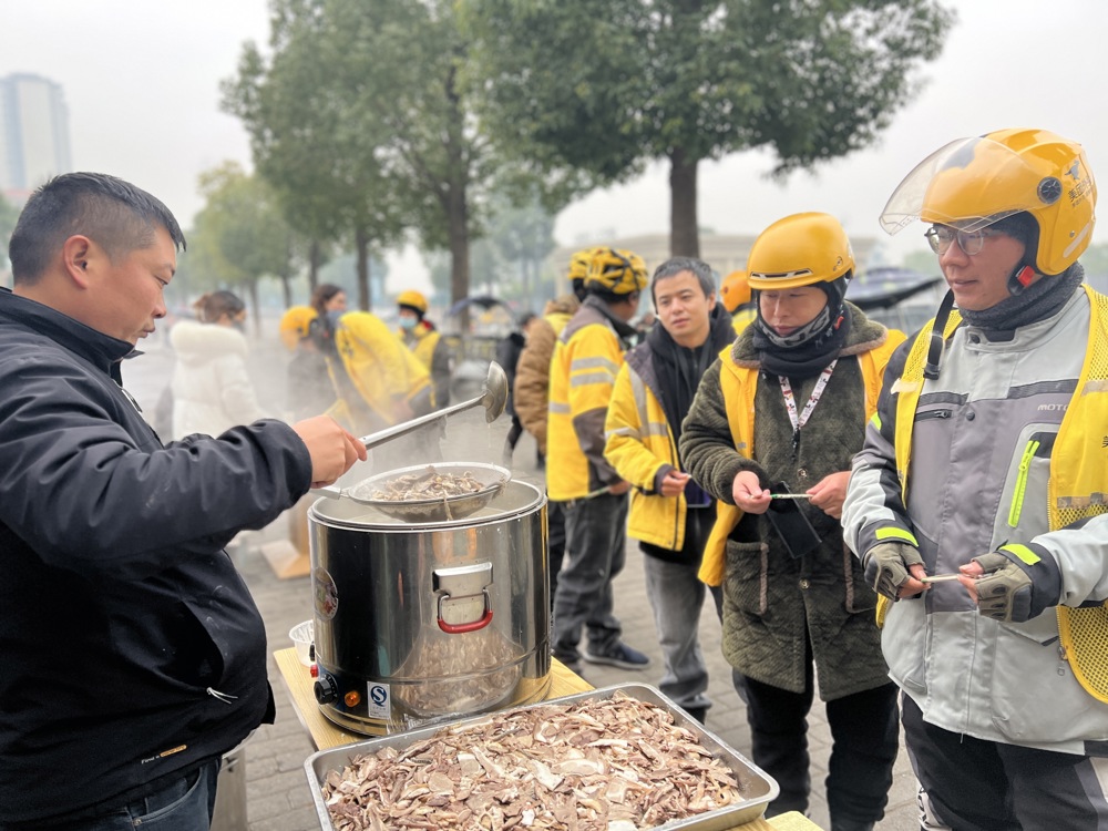 图为外卖小哥吃羊肉喝羊汤现场