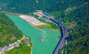 钻山打隧近4年 长虹飞架群山间——记者试跑泸石高速石棉段