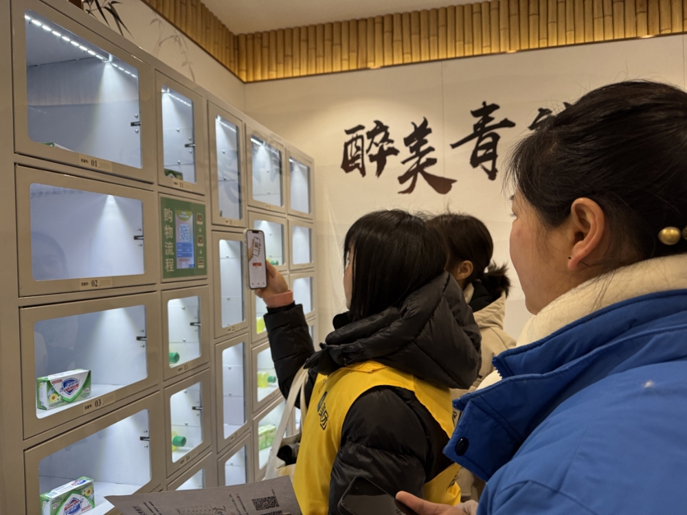 图为户外劳动者正在使用驿站小程序