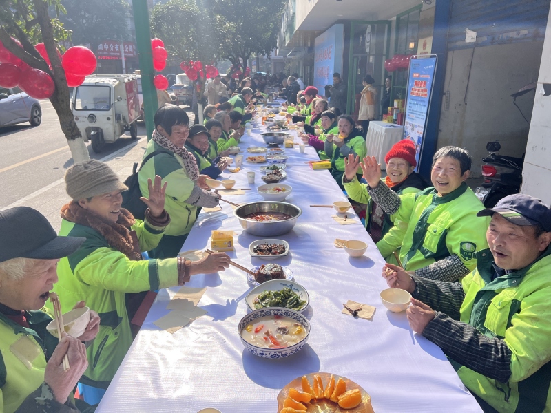图为参与长桌宴的环卫工人们