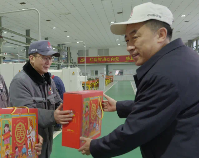 图为看望一线职工