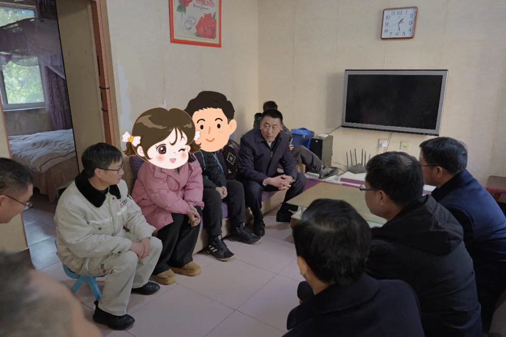 图为看望困难职工家庭