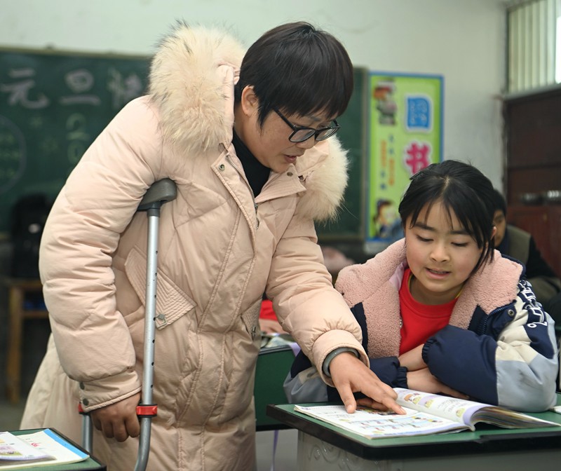 何老师在辅导学生