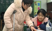 言传身教育人无声  南充蓬安老师拄拐上课感动全校师生