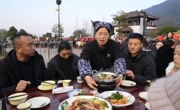 广元昭化区游客同品刨汤饭，千年古城年味足