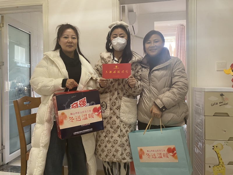 图为工会工作人员看望刘秋母女