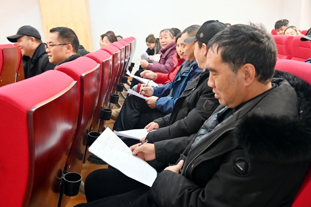 图，选民现场对述职代表进行测评