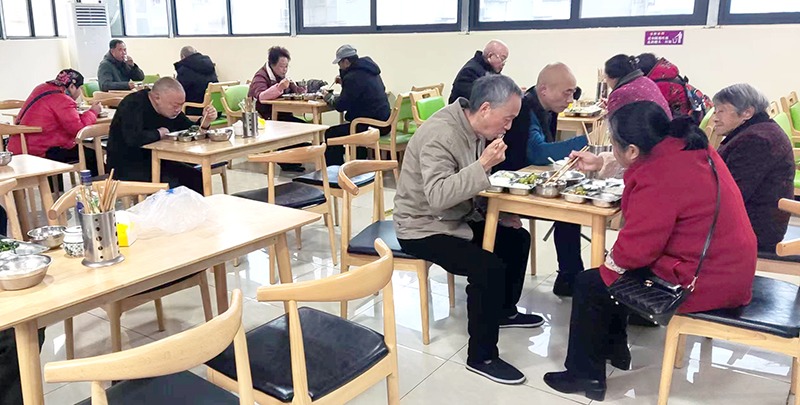 老年人在就餐