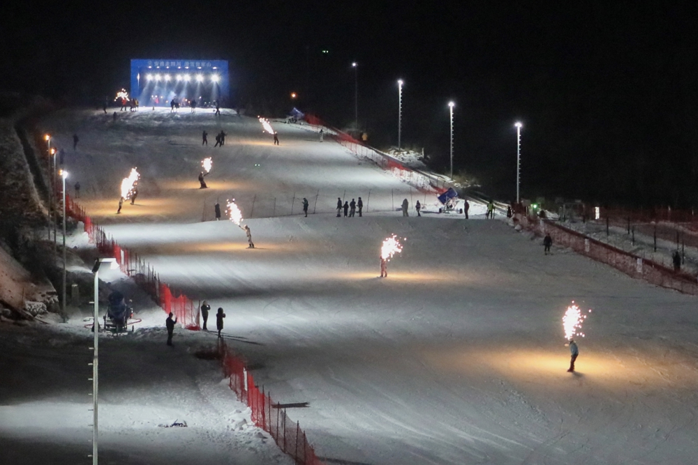 游客在曾家山滑雪场夜场滑雪