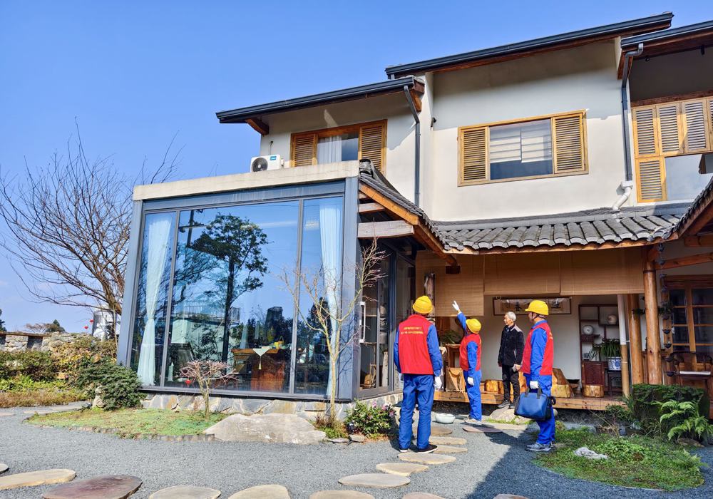 队员在民宿检查安全用电情况（张锐红 摄）