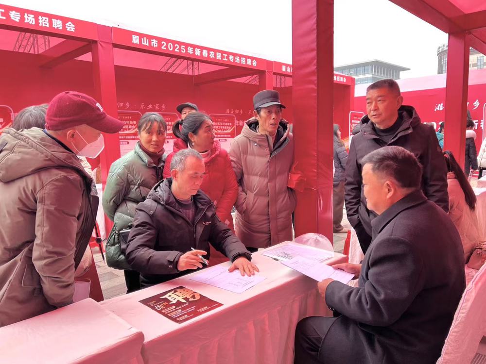 图为招聘会现场