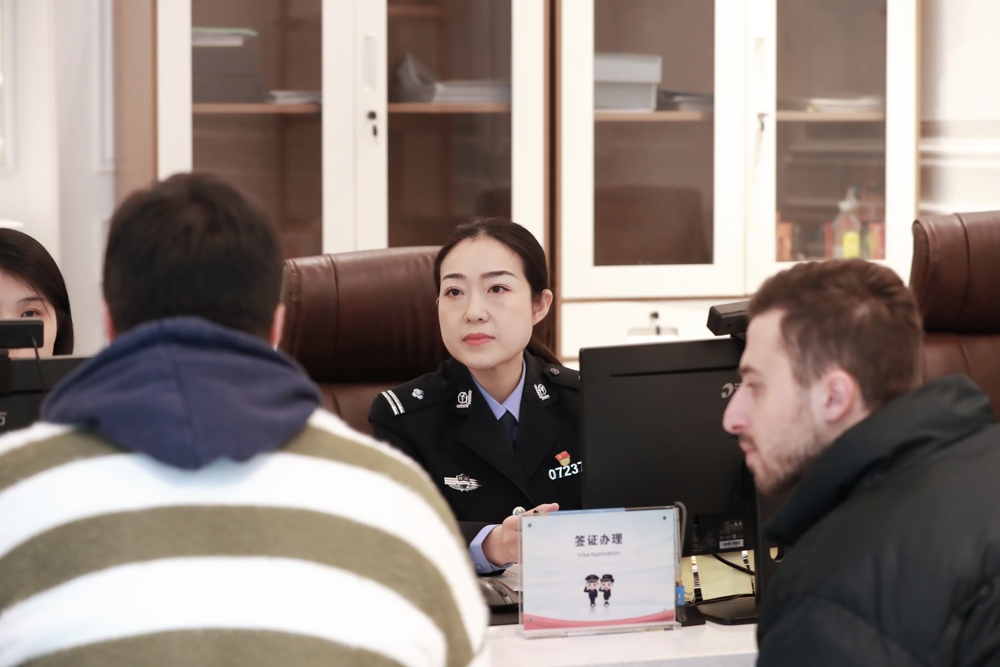 廖华夏在桐梓林国际社区邻里中心开展政策宣传
