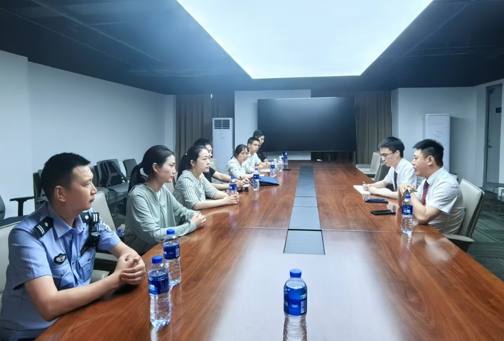 廖华夏和同事上门为企业解决问题