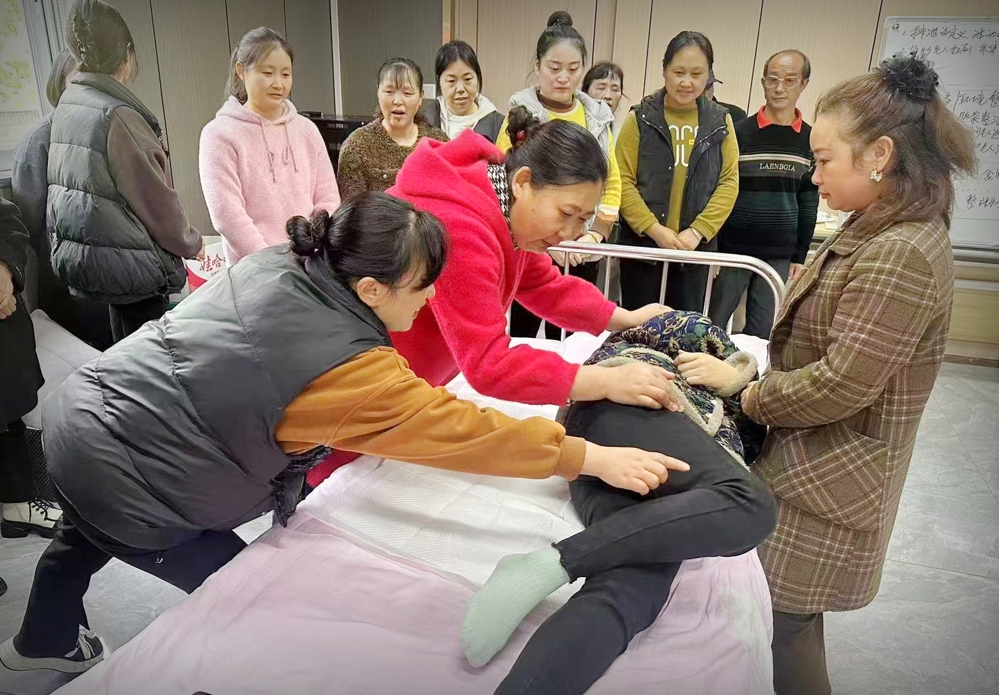 学员接受成人护理培训