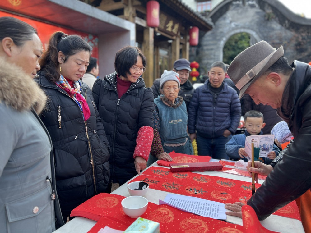 图为书法家们为群众免费写春联