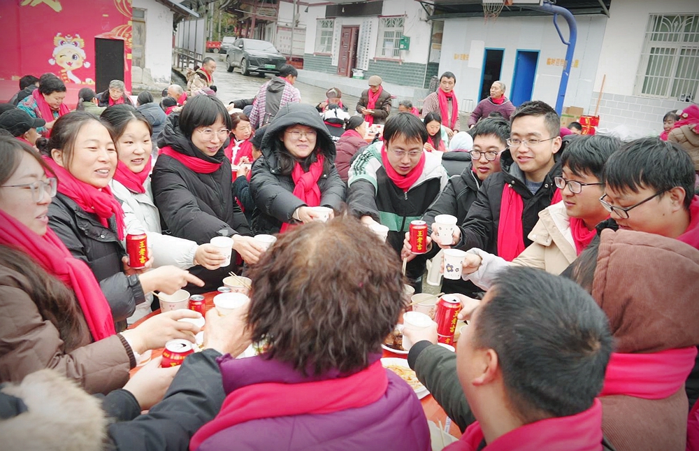 为丰收干杯（金伟 摄）