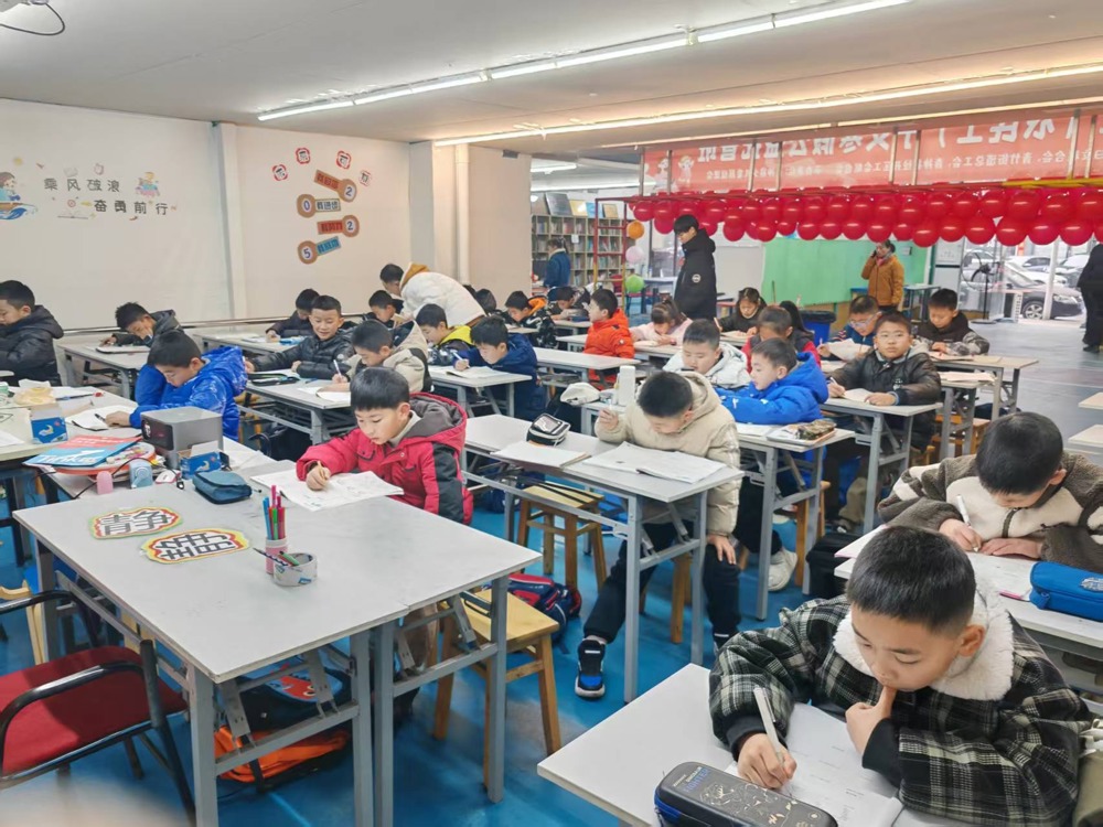 图为托管班孩子正在上课