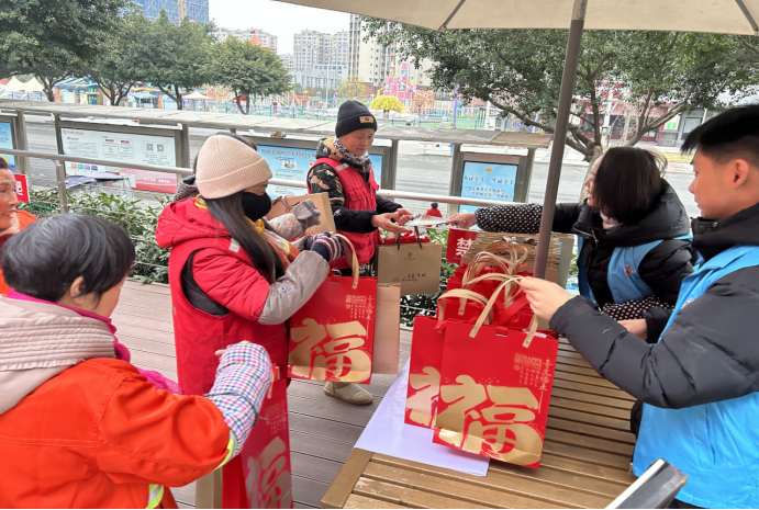 广汉市总工会开展工会服务户外劳动者日驿站送温暖453