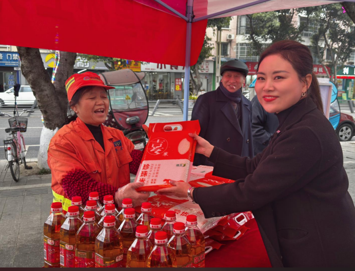 罗江工运第2期 工会驿站为户外劳动者幸福加“码”——罗江区各级工会驿站开展“工会服务户外劳动者日”送温暖活动1169