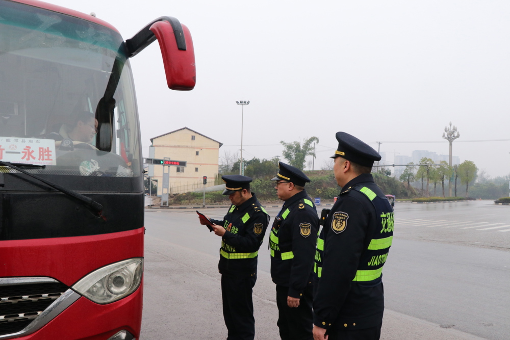 执法队检查行驶客车
