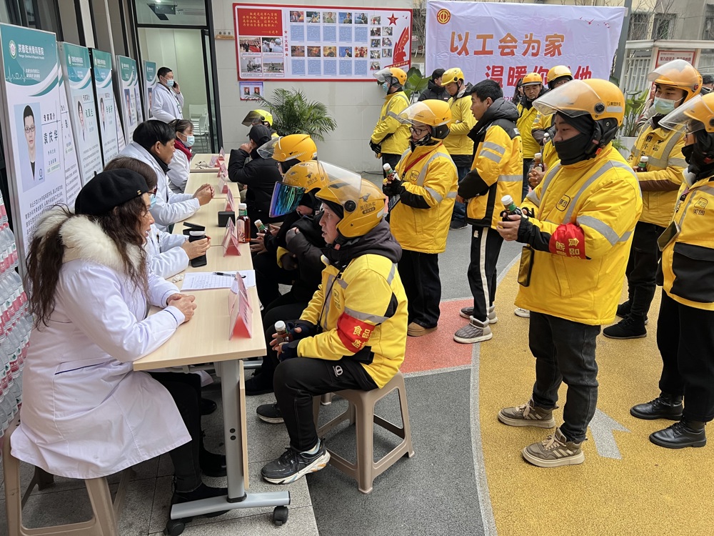 图为洪雅外卖小哥在接受医生诊断