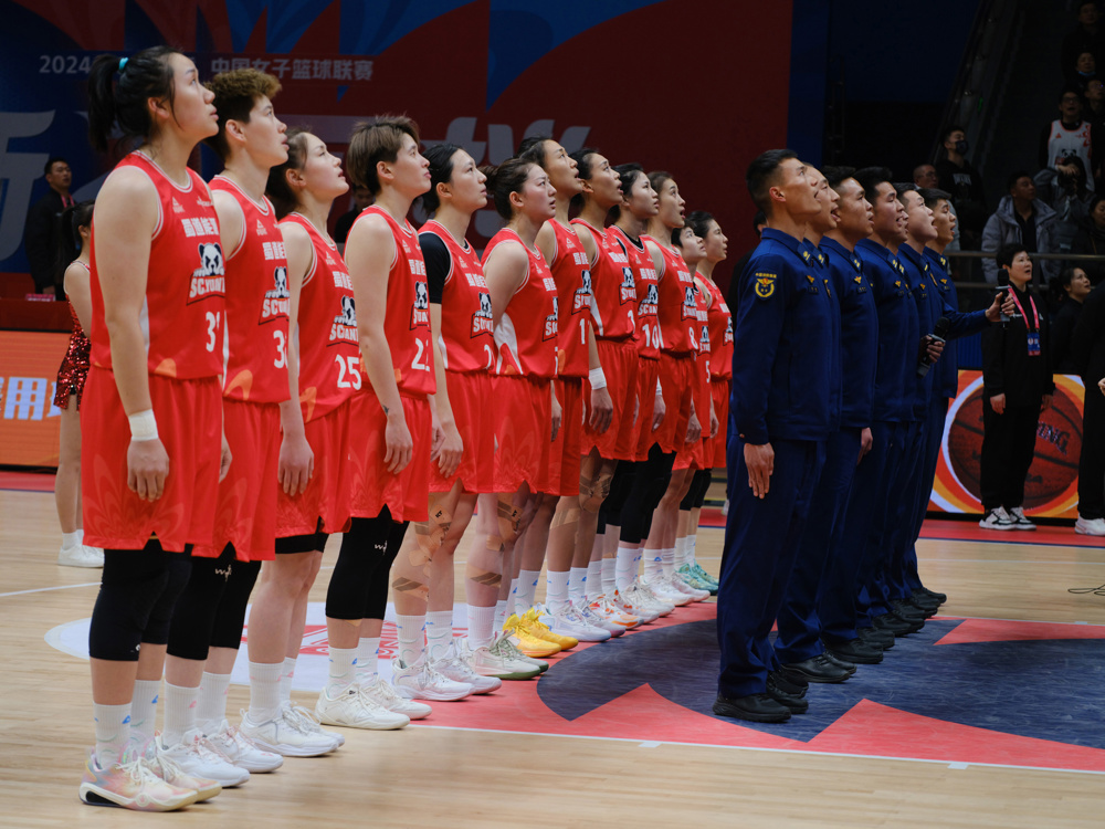 1月5日，四川成都，消防员代表同四川蜀道远达女篮一起面向国旗领唱国歌，全场齐声高唱《义勇军进行曲》。